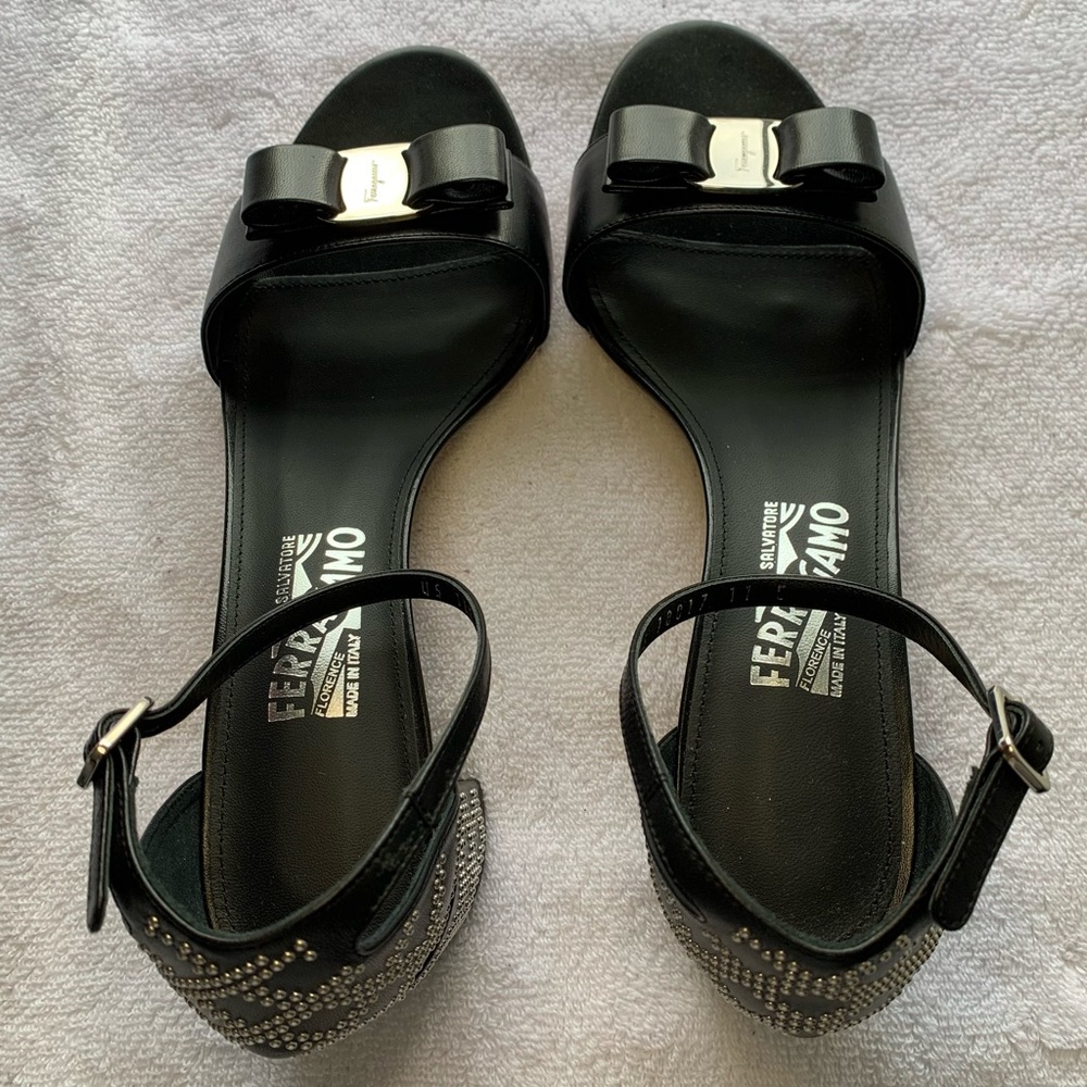 Ferragamo Gavina bow-embellished studded leather sandals US 11C Wide